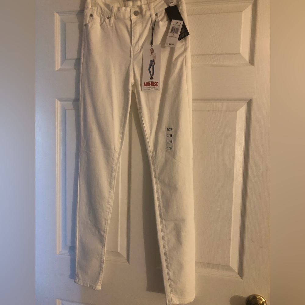 NWT Size 7 mid-rise Celebtity Pink Jeans. Great for all occasions.